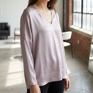 White House Black Market Women's V-Neck Ivory Satin Blouse - Size Small